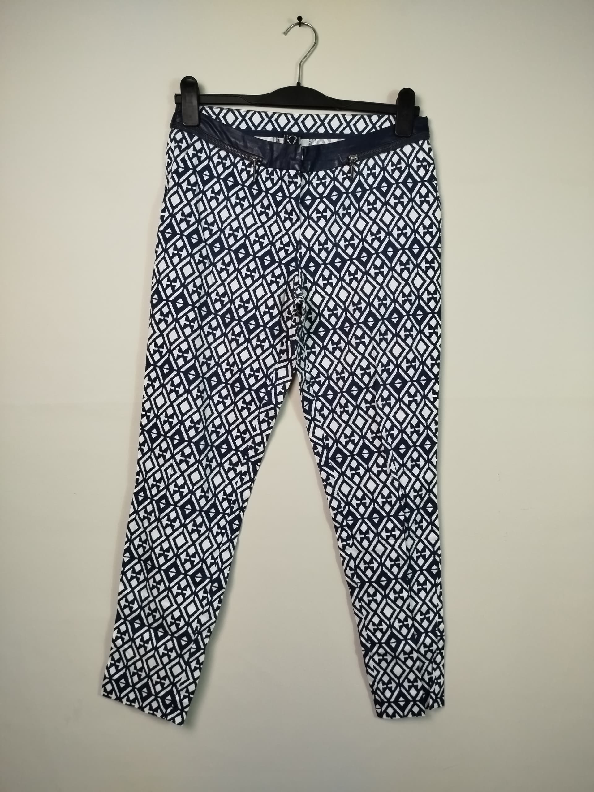 Pantalón azul marino y blanco iO